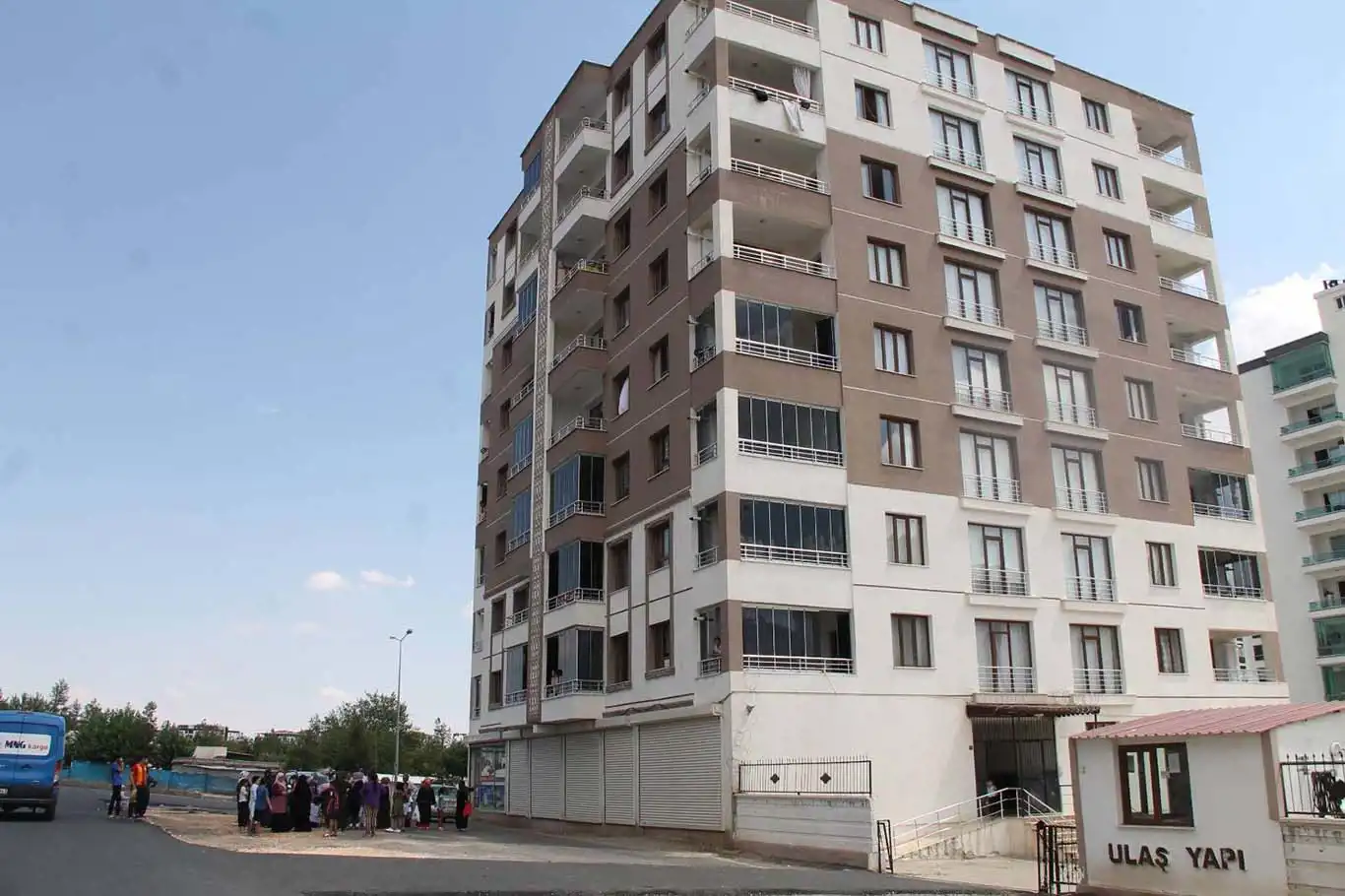 Diyarbakır'da 16 yaşındaki genç kız balkondan düştü Diyarbakır'da 16 yaşındaki genç kız balkondan düştü