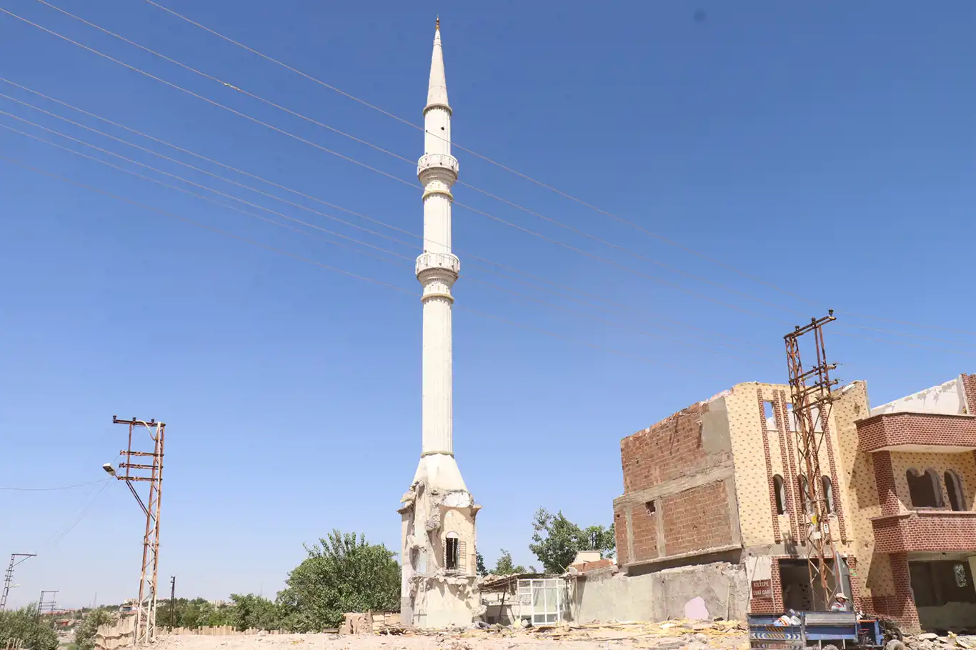 Yıktırılan caminin minaresi mahalle sakinlerini tedirgin ediyor