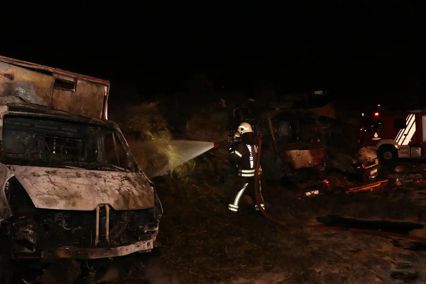 Veliefendi Hipodromunda yangın: 4 araç küle döndü Veliefendi Hipodromunda yangın: 4 araç küle döndü