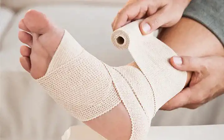 Ayak bileği burkulmasında ne yapılmalı? Ayak bileği burkulmasında ne yapılmalı?