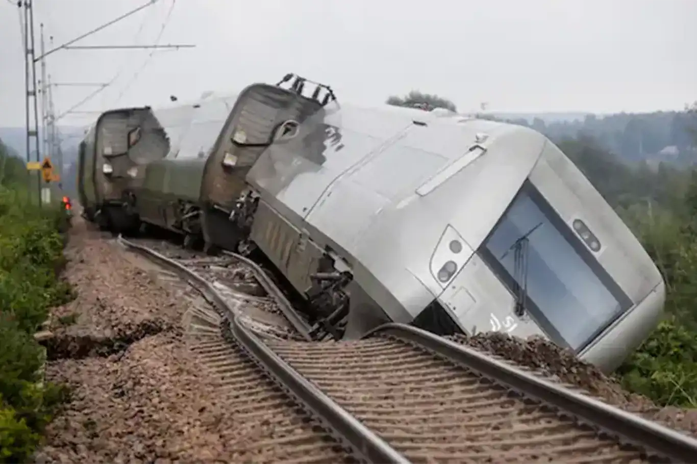İsveç'te yolcu treni raydan çıktı İsveç'te yolcu treni raydan çıktı