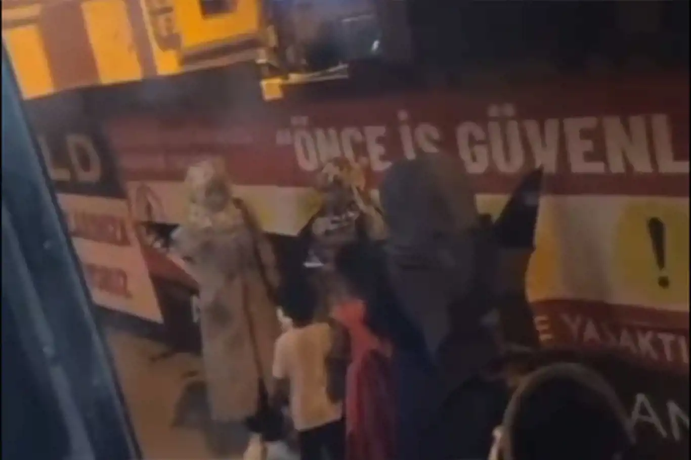 İzmir'de Suriyeli kadın ve çocuklar aşağılanarak otobüsten indirildi İzmir'de Suriyeli kadın ve çocuklar aşağılanarak otobüsten indirildi