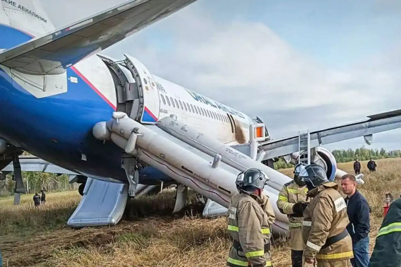Russian passenger plane makes emergency landing in Siberian field Russian passenger plane makes emergency landing in Siberian field