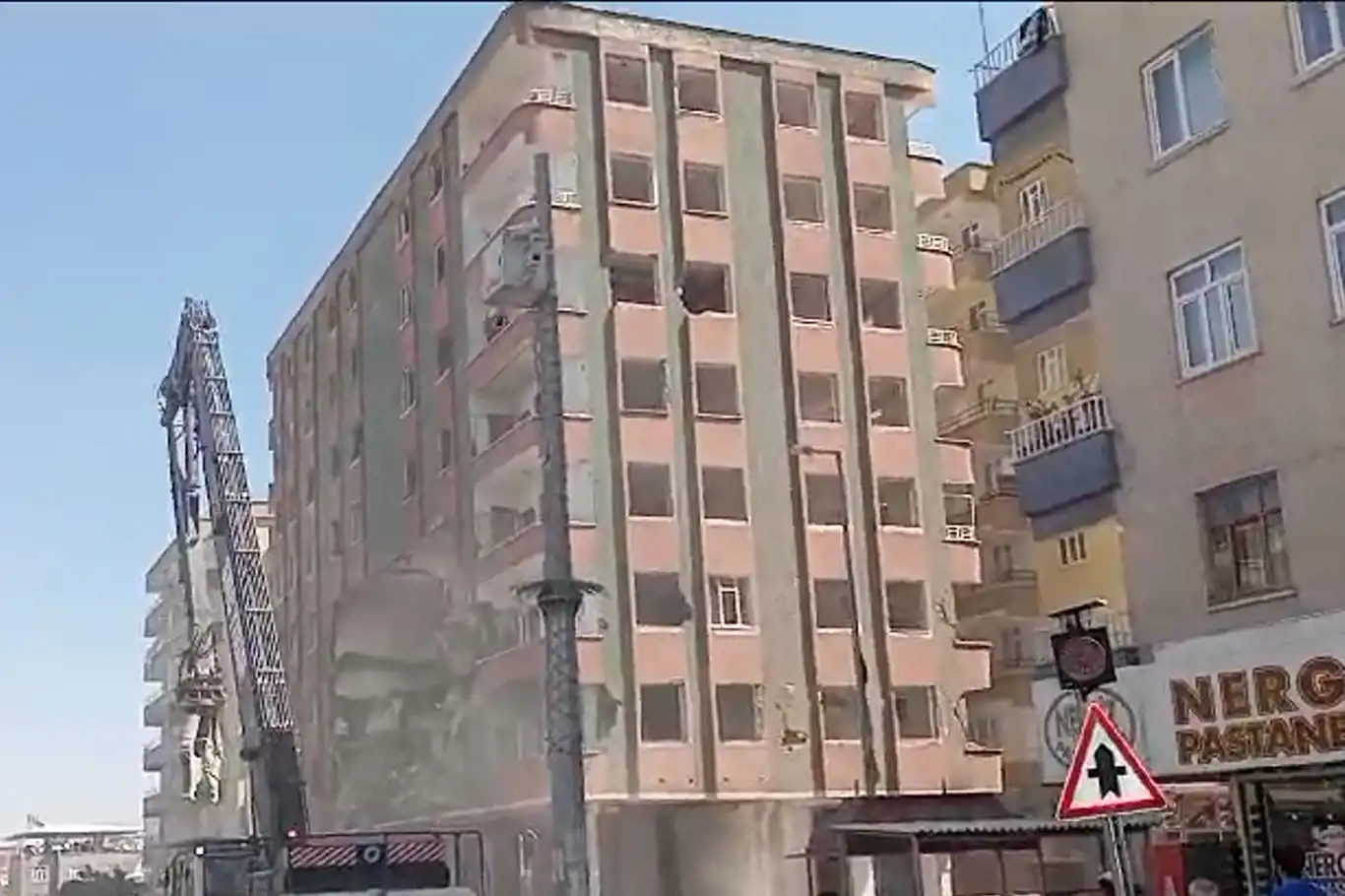 Diyarbakır'da ağır hasarlı binaların yıkımı devam ediyor