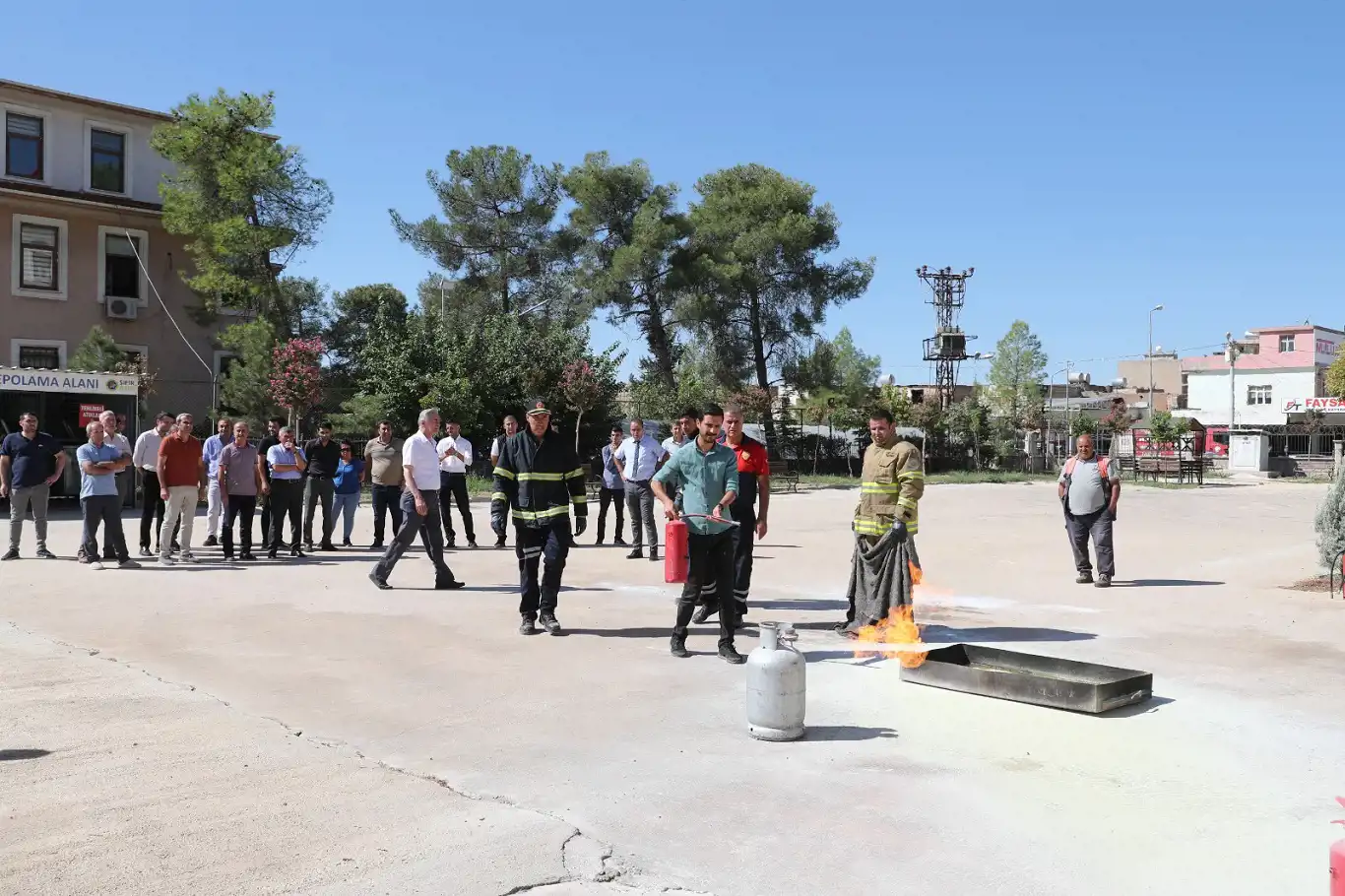 Mardin İtfaiyesinden kamu kurumlarında yangın eğitimi Mardin İtfaiyesinden kamu kurumlarında yangın eğitimi
