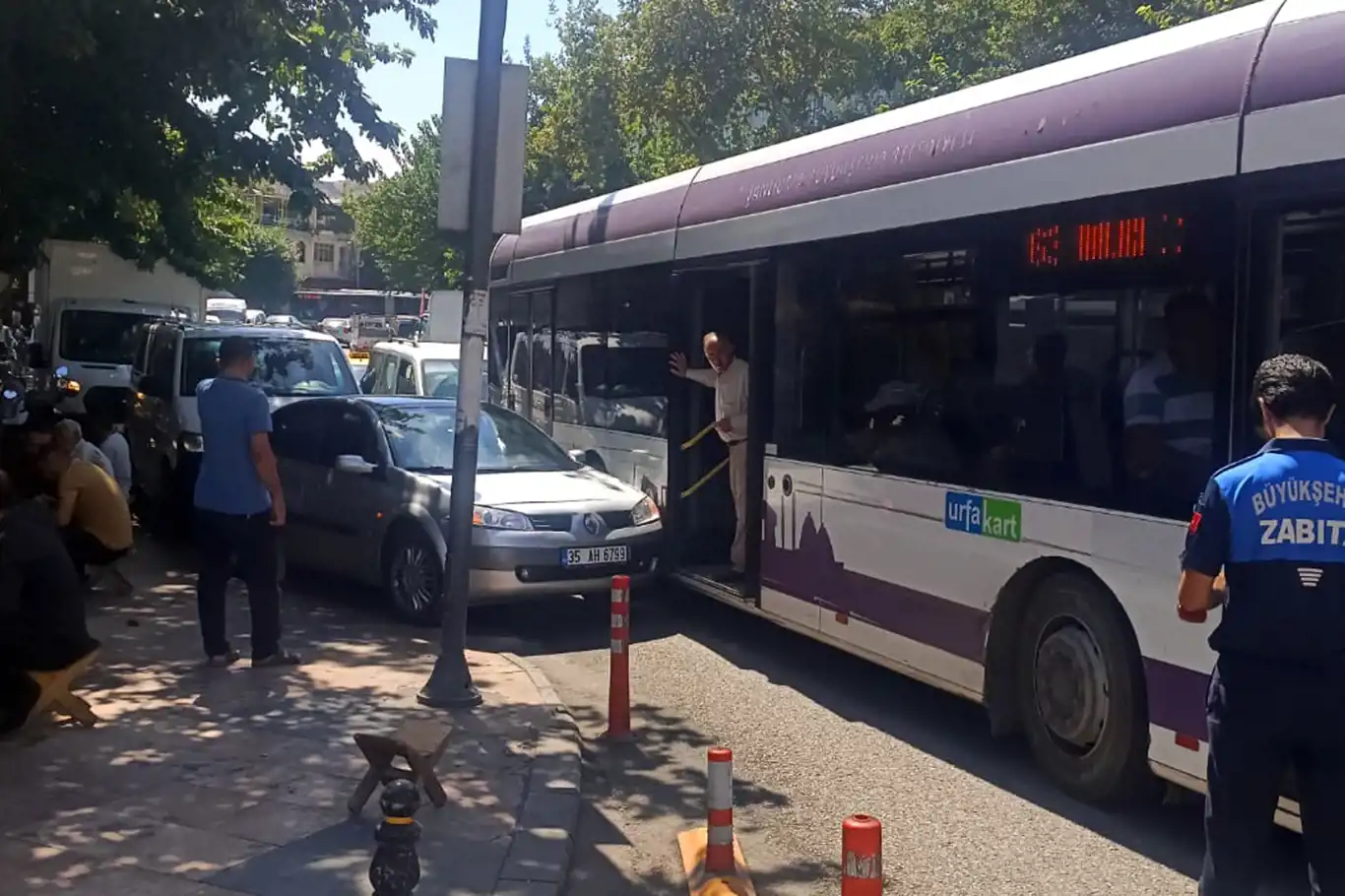 Yanlış park eden sürücü trafiği tıkadı Yanlış park eden sürücü trafiği tıkadı