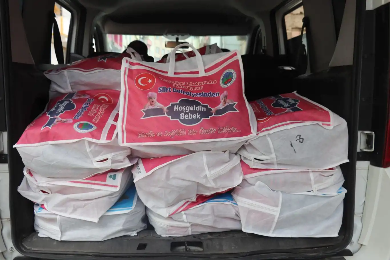 Siirt Belediyesi, ’Hoş Geldin Bebek’ paketlerini ailelere teslim etmeye devam ediyor Siirt Belediyesi, ’Hoş Geldin Bebek’ paketlerini ailelere teslim etmeye devam ediyor