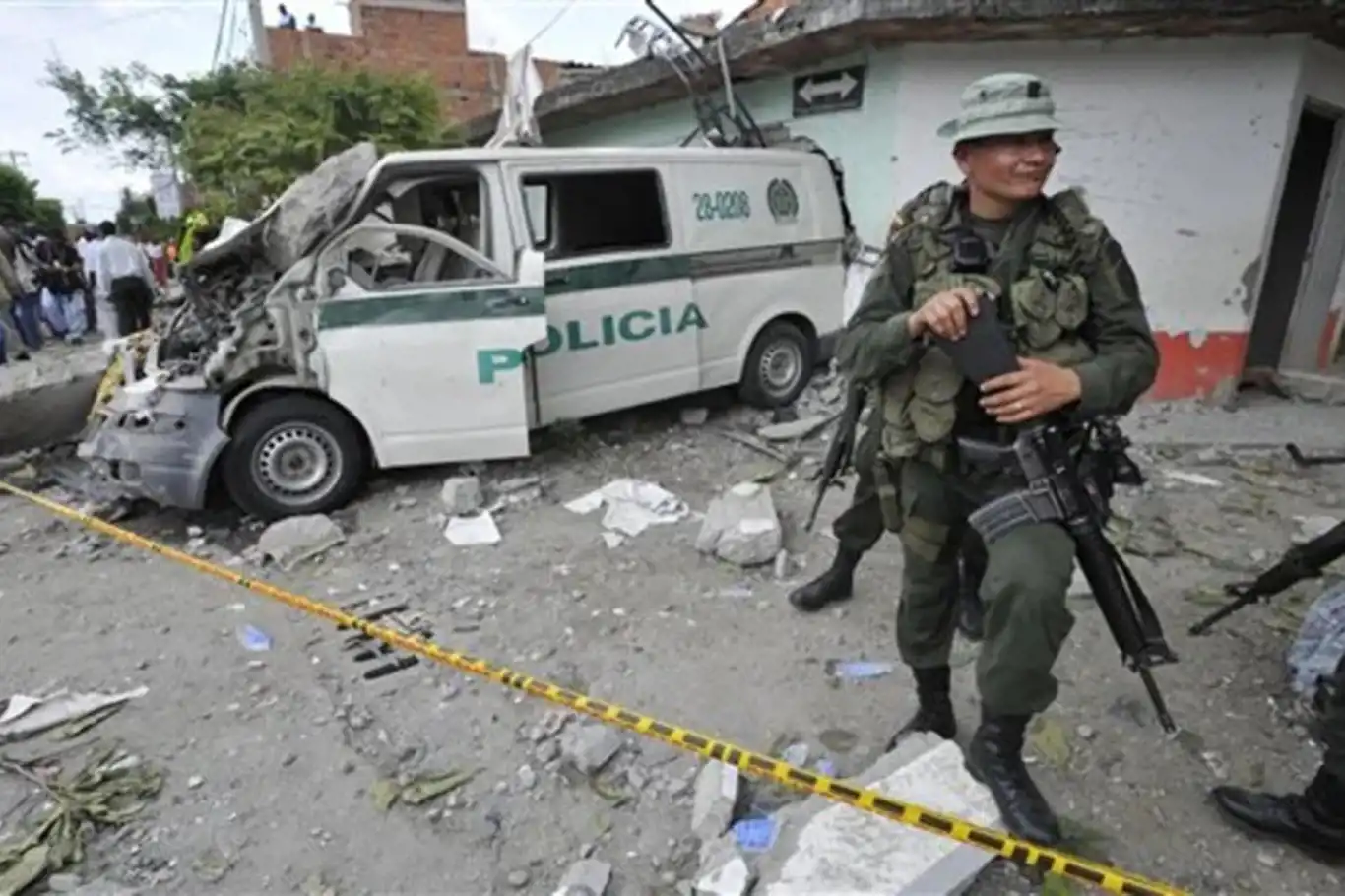 Polis karakoluna bomba yüklü araçla saldırı: 1 ölü, 11 yaralı Polis karakoluna bomba yüklü araçla saldırı: 1 ölü, 11 yaralı