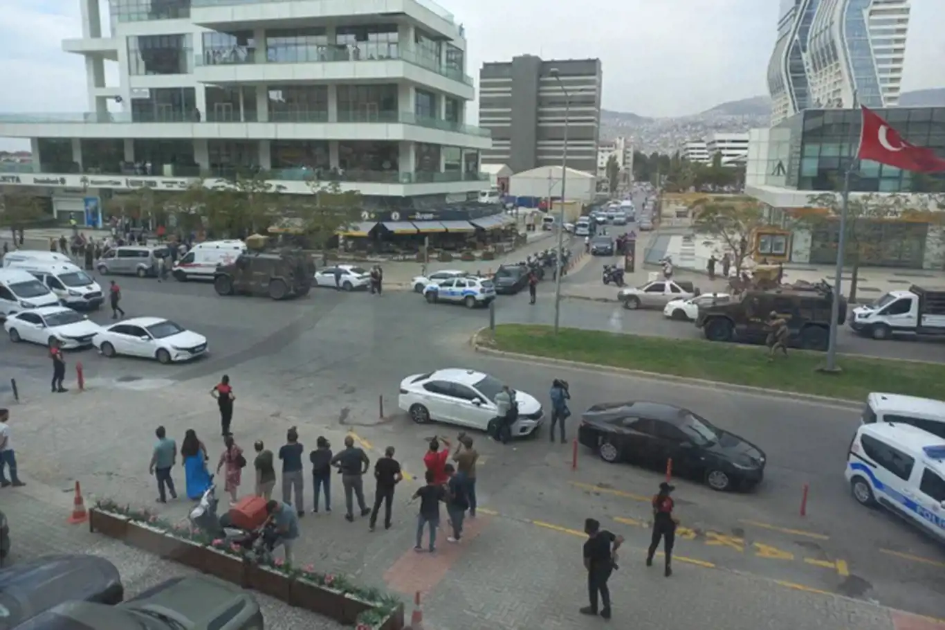 İzmir Adliyesi yakınında silahlı çatışma: 1 ölü 3 yaralı İzmir Adliyesi yakınında silahlı çatışma: 1 ölü 3 yaralı