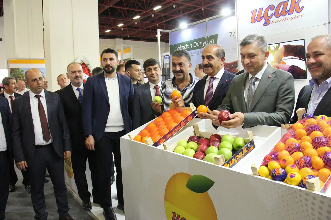 Avrupalı zincir marketler yaş meyve sebze almak için Antalya'da