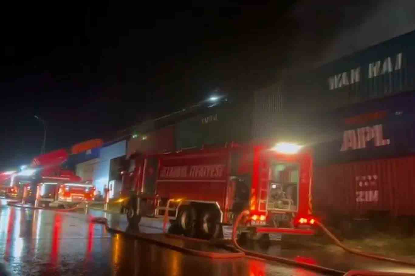 İstanbul'da film platosunda büyük yangın İstanbul'da film platosunda büyük yangın