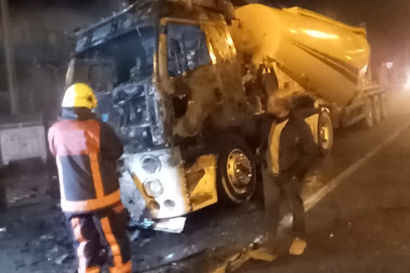 Malatya'da seyir halindeki beton mikseri yandı Malatya'da seyir halindeki beton mikseri yandı