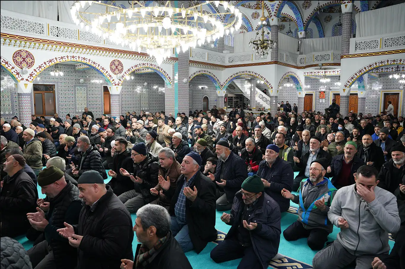 Ümraniye'de Regaib Kandili dualarla ihya edildi Ümraniye'de Regaib Kandili dualarla ihya edildi