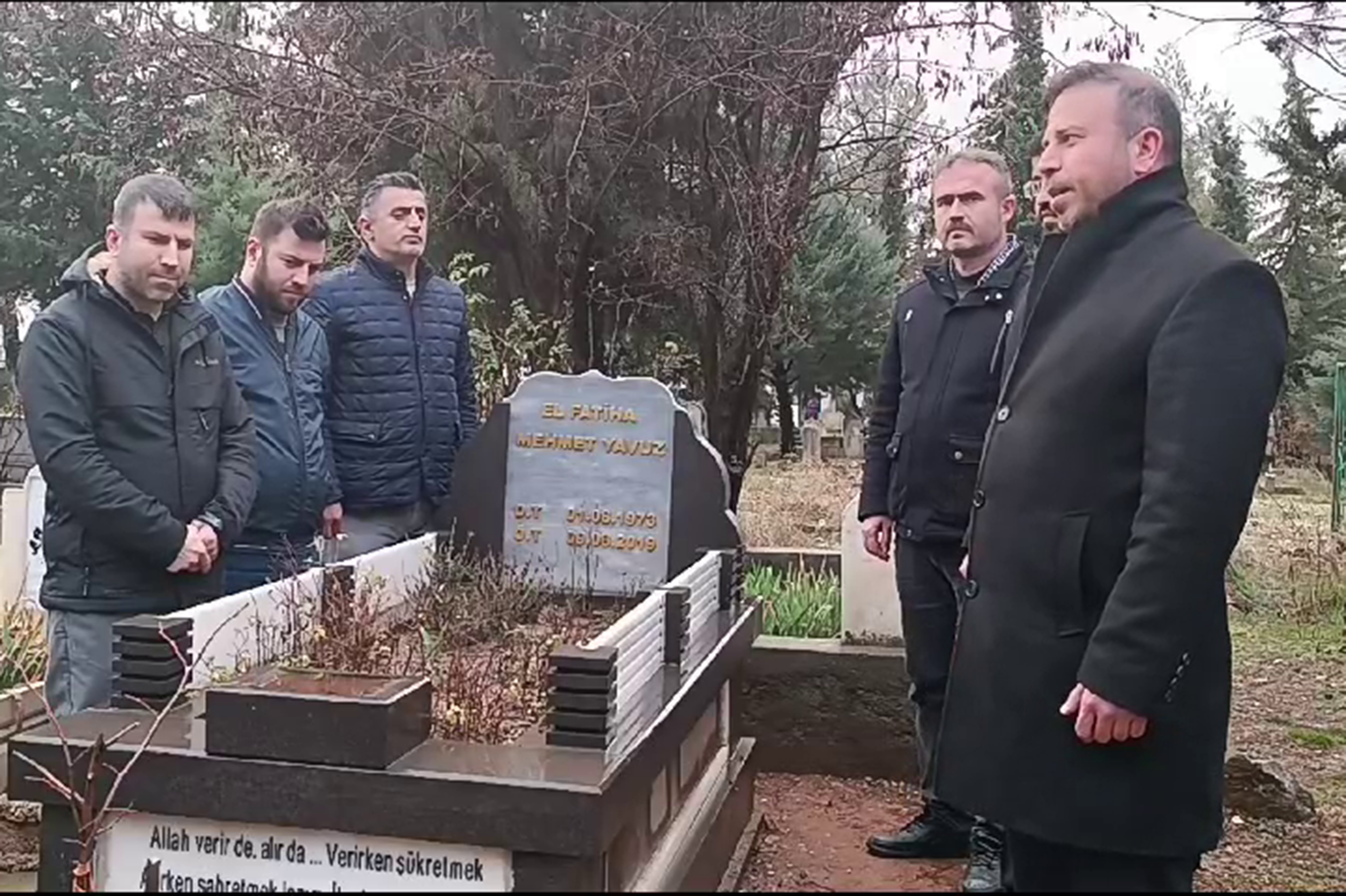 HÜDA PAR adayı Yavuz, abisinin kabrinde söz vererek seçim çalışmalarına başladı HÜDA PAR adayı Yavuz, abisinin kabrinde söz vererek seçim çalışmalarına başladı