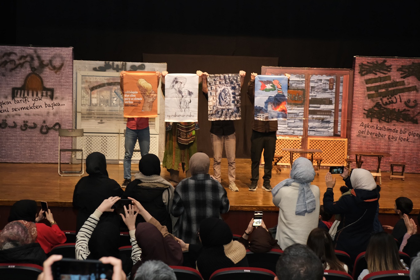 Filistin'i anlatan "Gün Doğmadan" tiyatro oyunu Mardin'de sahnelendi