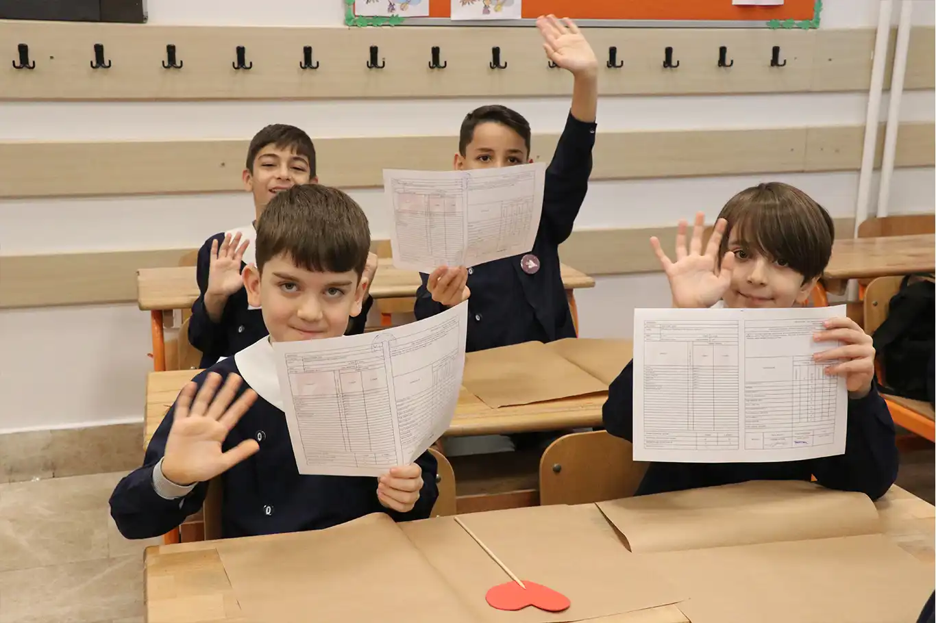 İstanbul'da yaklaşık 3 milyon öğrenci karne heyecanını yaşadı İstanbul'da yaklaşık 3 milyon öğrenci karne heyecanını yaşadı