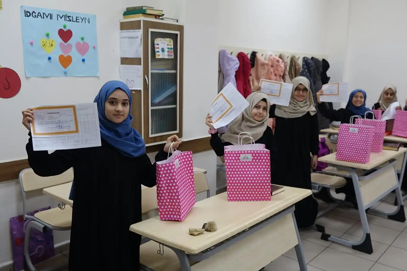 Karne alan öğrenciler: Gazze'deki kardeşlerimiz de karne sevinci yaşasın Karne alan öğrenciler: Gazze'deki kardeşlerimiz de karne sevinci yaşasın