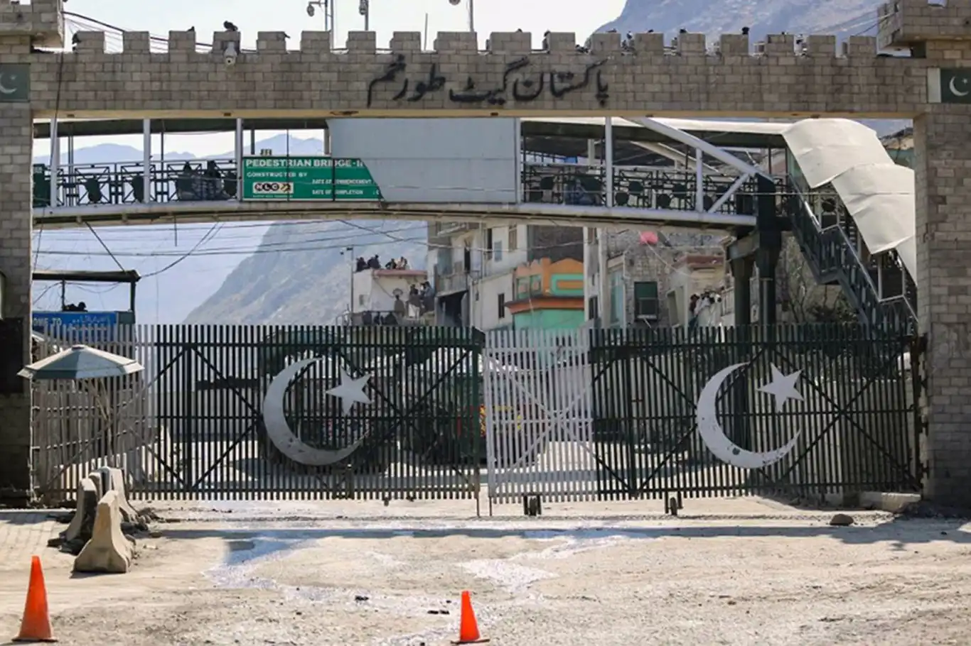 Pakistan and Afghanistan reopen key border crossing after 10-day standoff Pakistan and Afghanistan reopen key border crossing after 10-day standoff