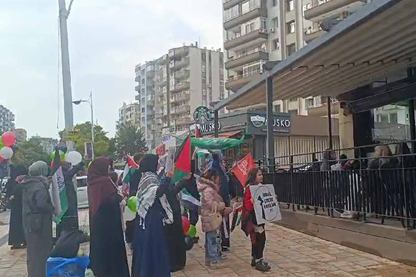 Adana'da bir grup kadın Starbucks önünde eylem yaptı