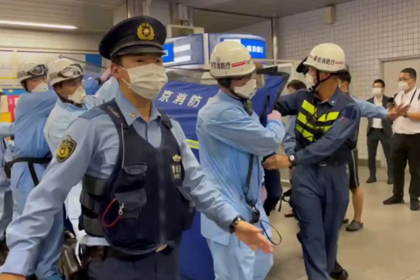 Tokyo'da metroda bıçaklı saldırı: 4 yaralı Tokyo'da metroda bıçaklı saldırı: 4 yaralı