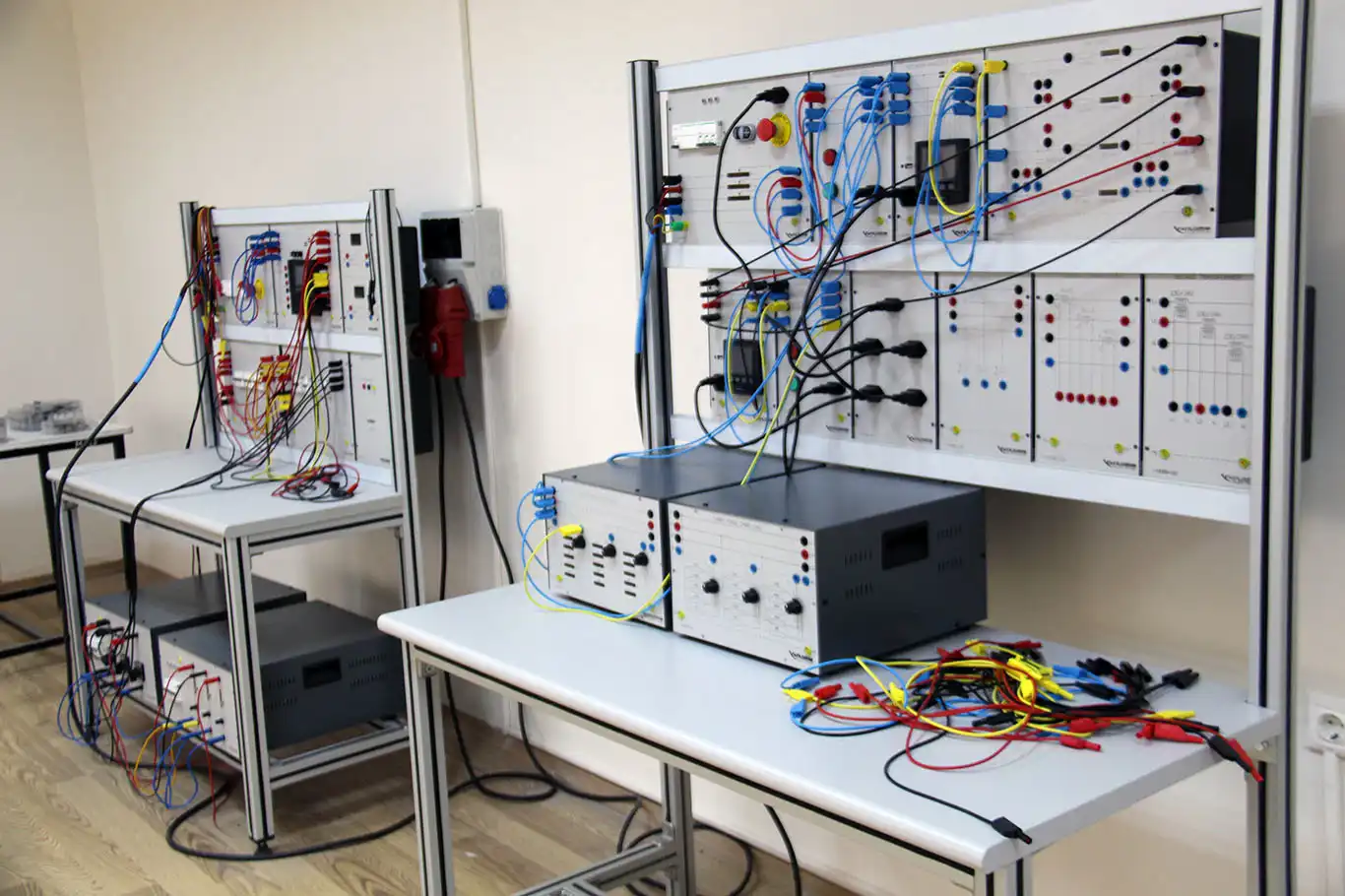 Dicle Elektrik'ten Dicle Üniversitesi'ne iki laboratuvar Dicle Elektrik'ten Dicle Üniversitesi'ne iki laboratuvar