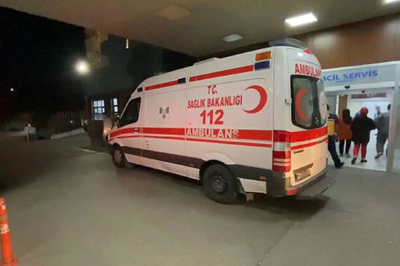 Otomobil otobüs durağına daldı: 2 can kaybı Otomobil otobüs durağına daldı: 2 can kaybı