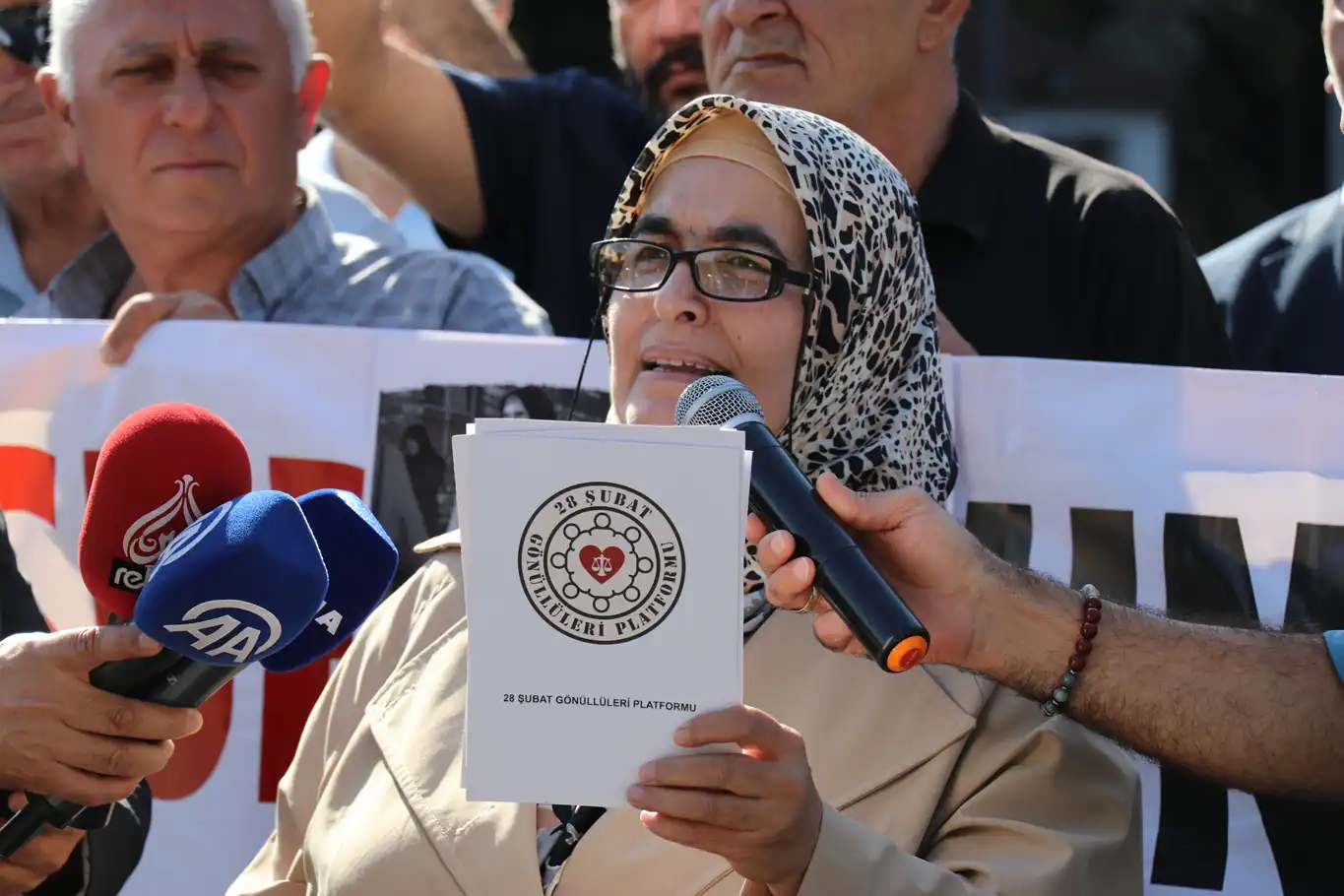 "El Ele Özgürlük Zinciri" eyleminin yıl dönümünde 28 Şubat zulmüne vurgu yapıldı "El Ele Özgürlük Zinciri" eyleminin yıl dönümünde 28 Şubat zulmüne vurgu yapıldı