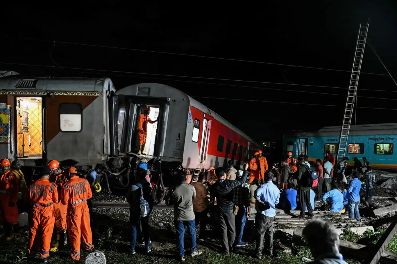 Hindistan'da tren kazası: 12 ölü, 19 yaralı Hindistan'da tren kazası: 12 ölü, 19 yaralı