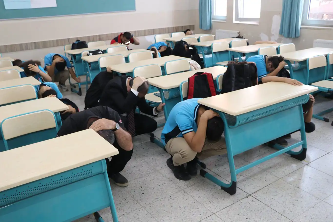 Siirt’te deprem tatbikatı gerçekleştirildi Siirt’te deprem tatbikatı gerçekleştirildi