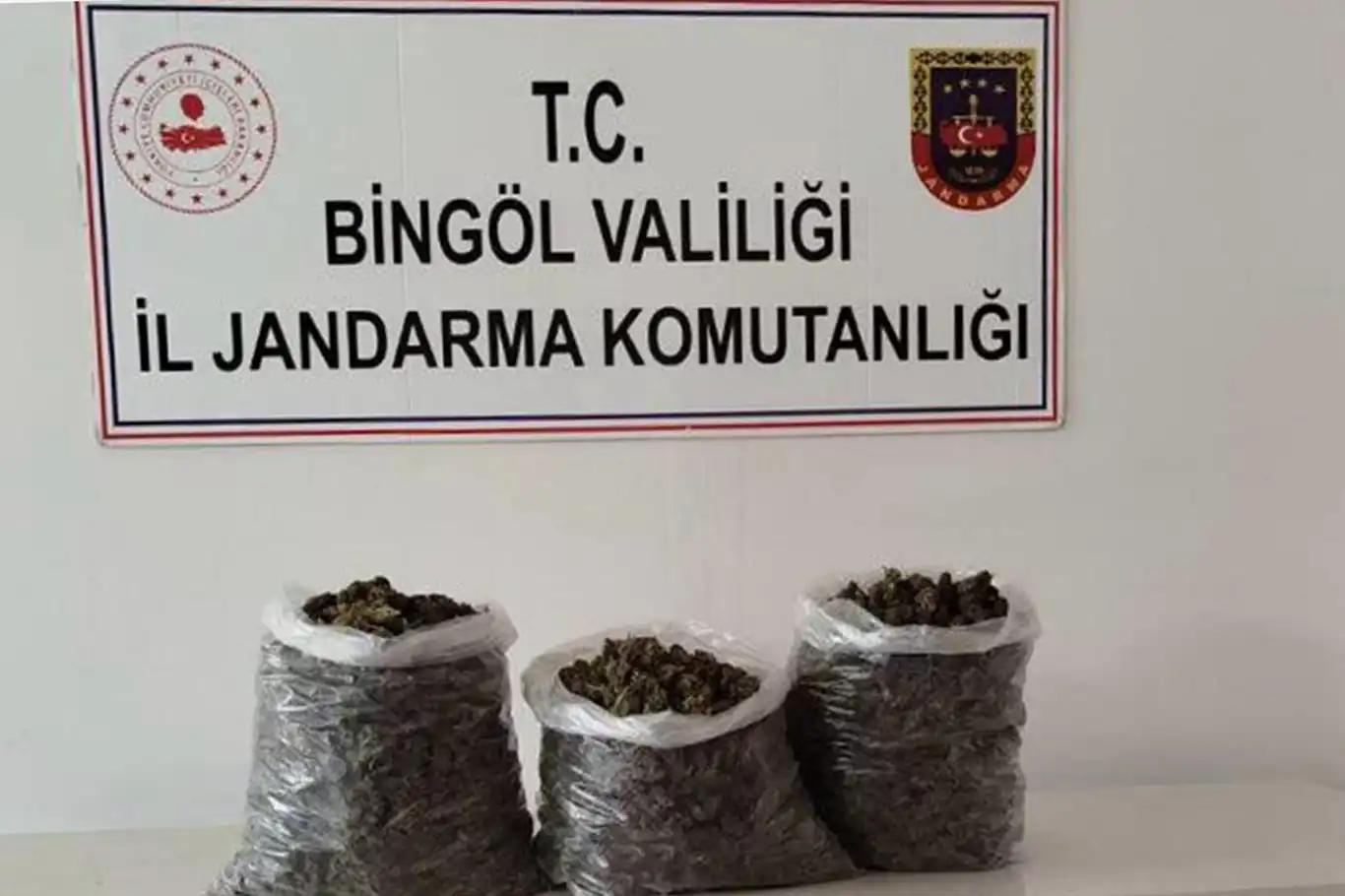 Bingöl’de 4 kilo 576 gram kubar esrar ele geçirildi Bingöl’de 4 kilo 576 gram kubar esrar ele geçirildi