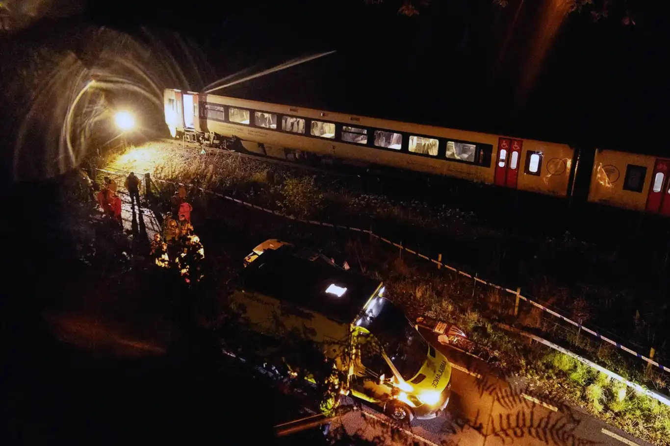 Galler'de tren kazası: 1 ölü, 15 yaralı Galler'de tren kazası: 1 ölü, 15 yaralı