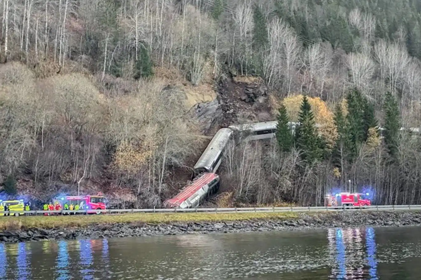 Norveç'te tren raydan çıktı: Bir ölü Norveç'te tren raydan çıktı: Bir ölü
