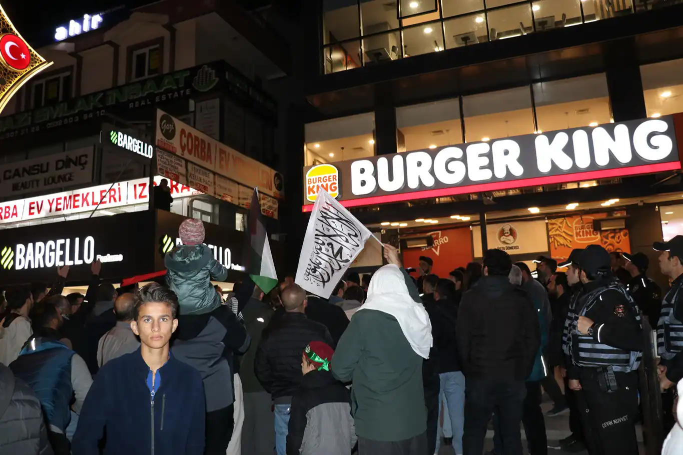 Burger King'te Filistin destekçisi kadınlara yapılan hakaret protesto edildi Burger King'te Filistin destekçisi kadınlara yapılan hakaret protesto edildi