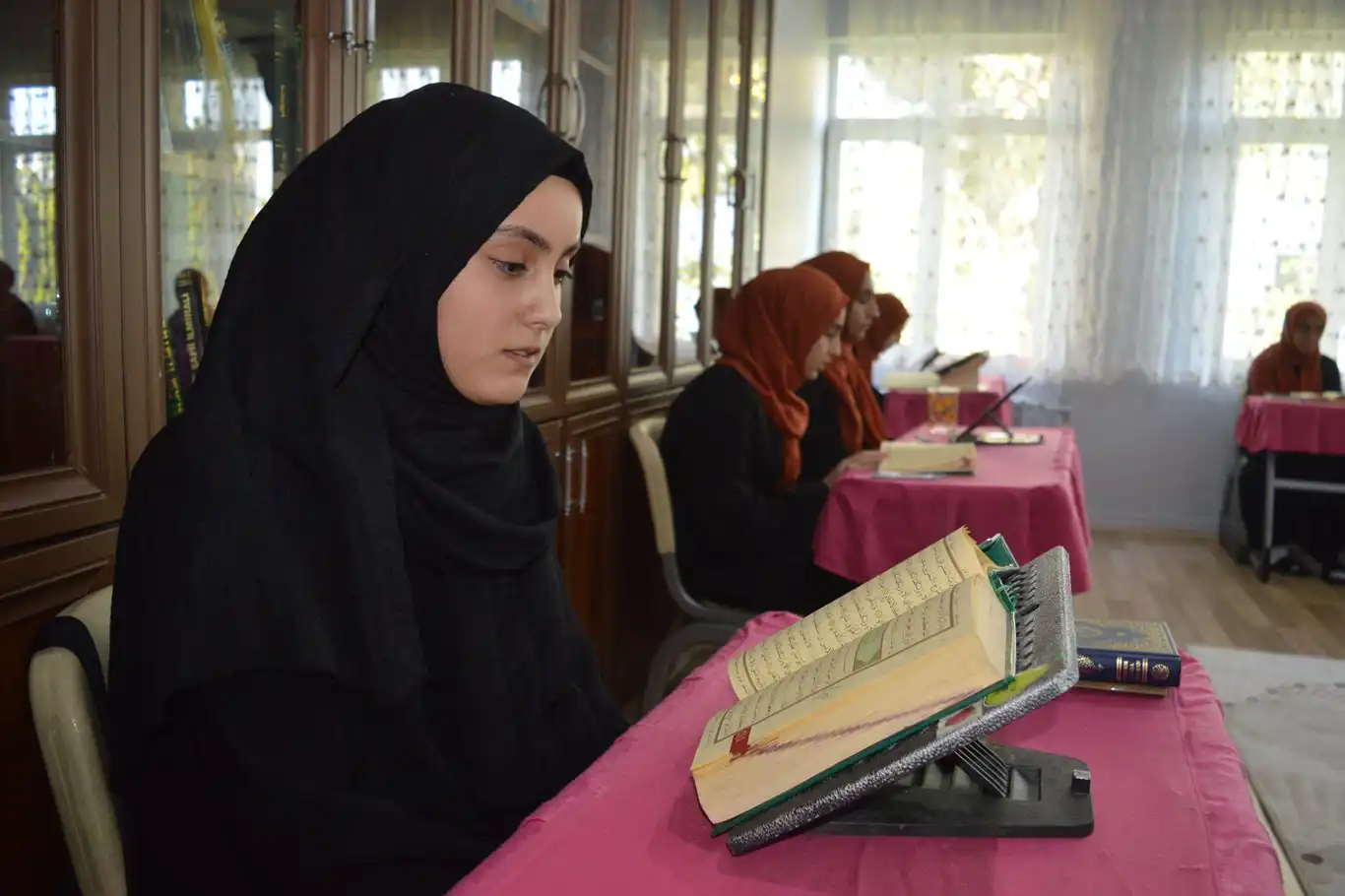 Üç buçuk ayda hafız olan Elif'in azim ve başarı hikayesi Üç buçuk ayda hafız olan Elif'in azim ve başarı hikayesi