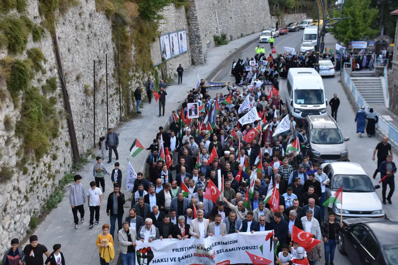 Bitlisliler "Direnişe selam siyonizme lanet" sloganıyla yürüyüş yaptı Bitlisliler "Direnişe selam siyonizme lanet" sloganıyla yürüyüş yaptı