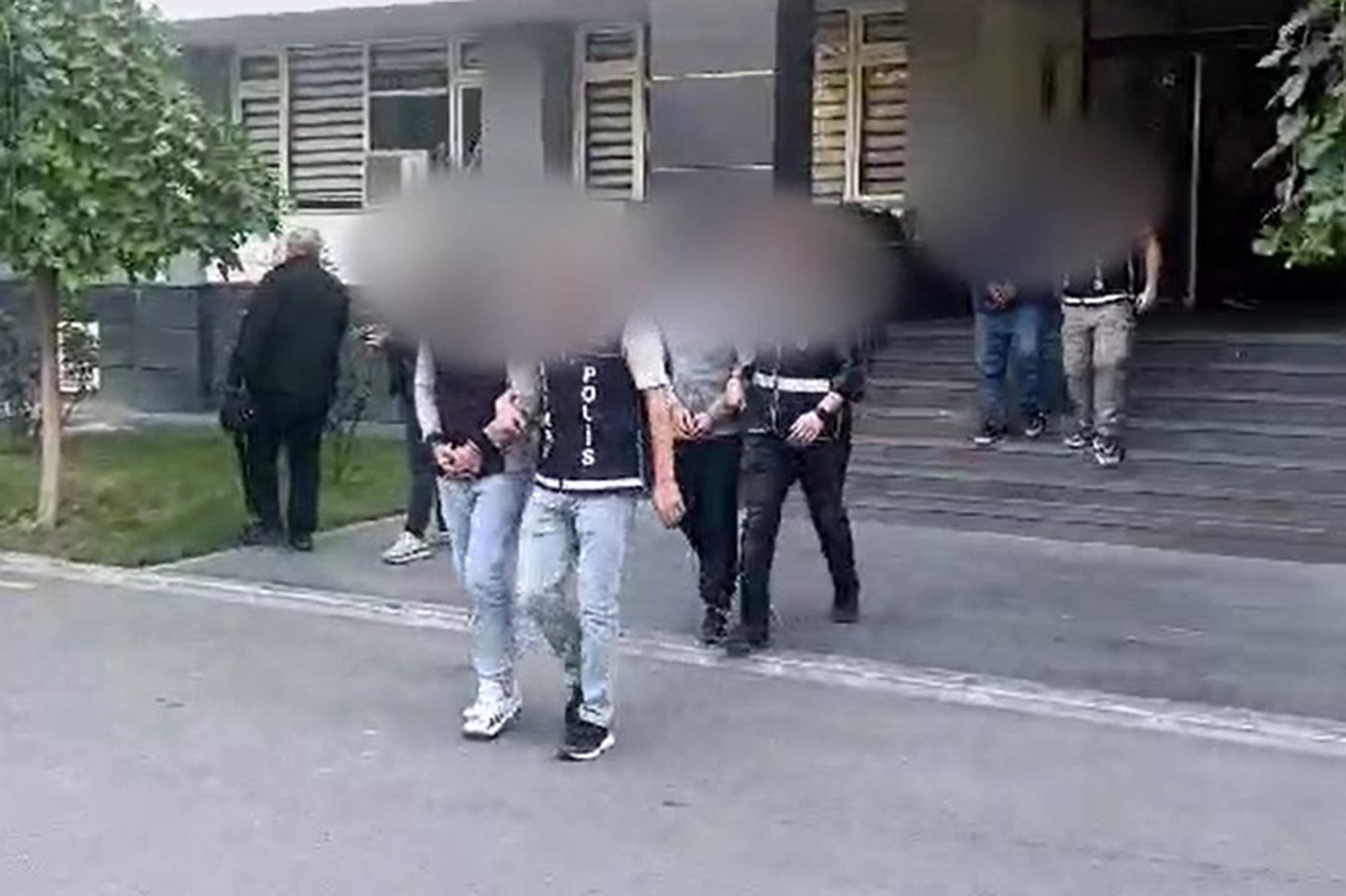 Batman'da bir araçta yapılan aramada 2 kilo 40 gram skunk ele geçirildi Batman'da bir araçta yapılan aramada 2 kilo 40 gram skunk ele geçirildi