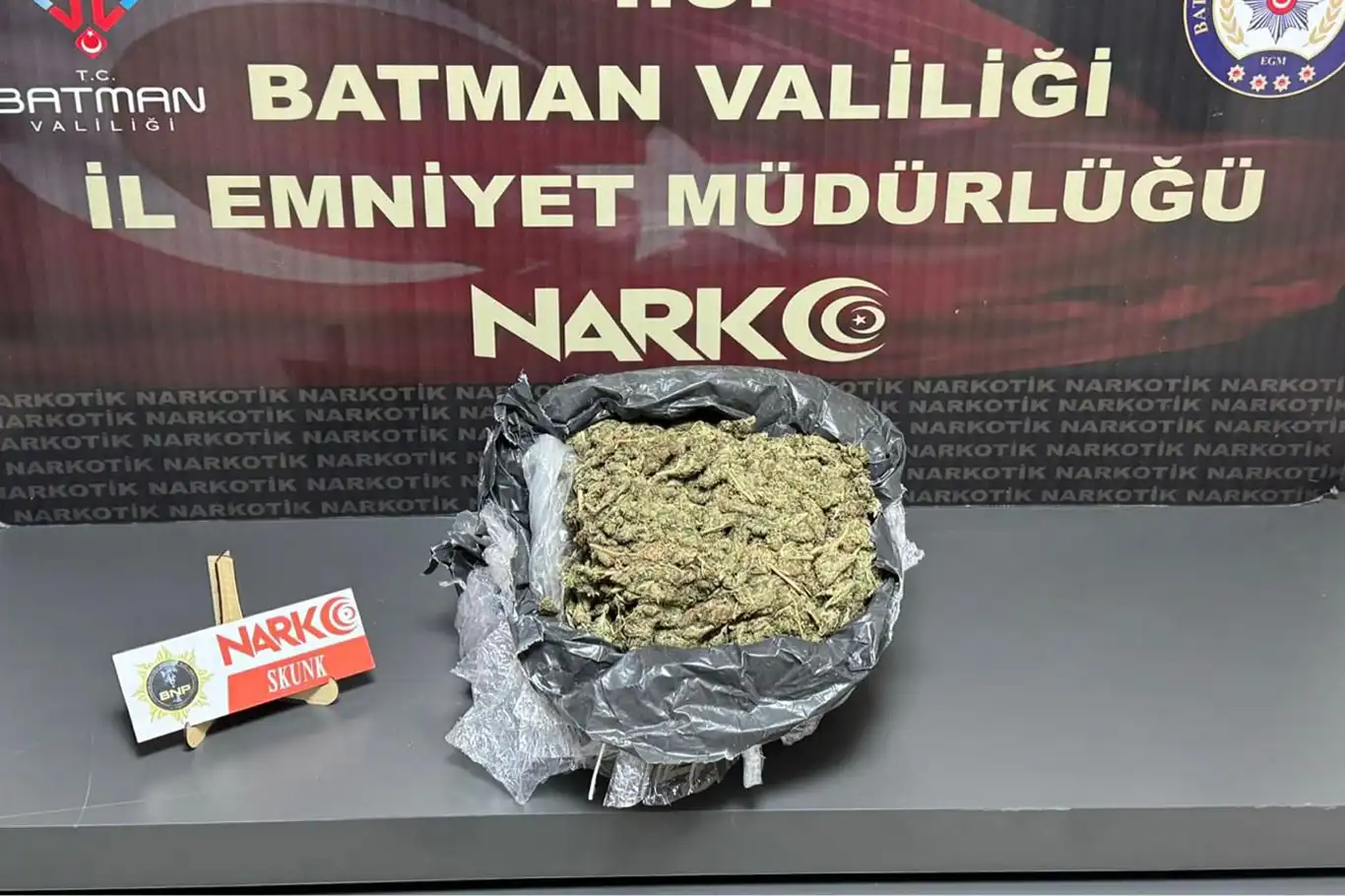 Batman'da bir araçta yapılan aramada 2 kilo 40 gram skunk ele geçirildi Batman'da bir araçta yapılan aramada 2 kilo 40 gram skunk ele geçirildi
