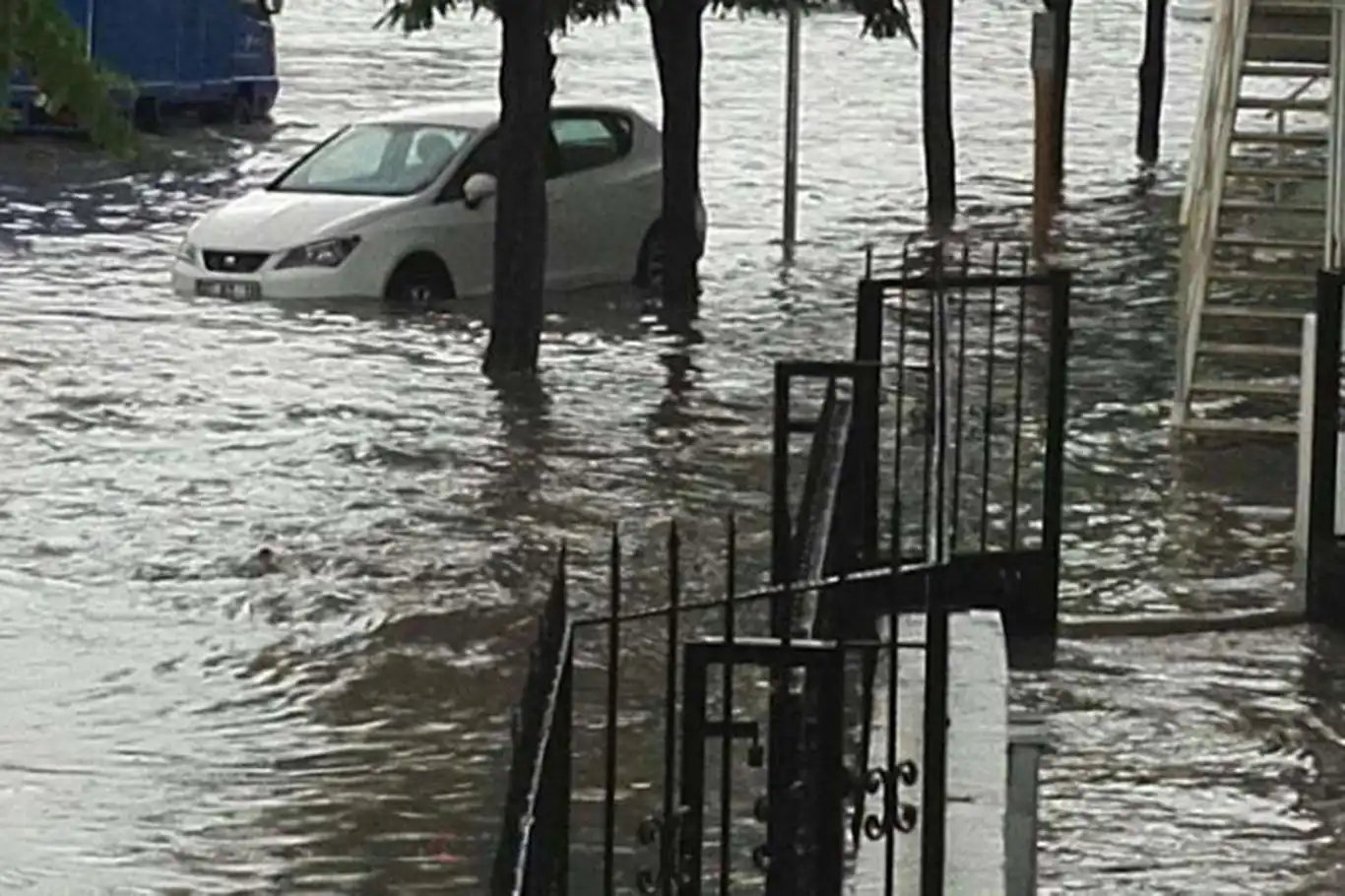 Meteorolojiden 3 kente sel ve su baskını uyarısı Meteorolojiden 3 kente sel ve su baskını uyarısı