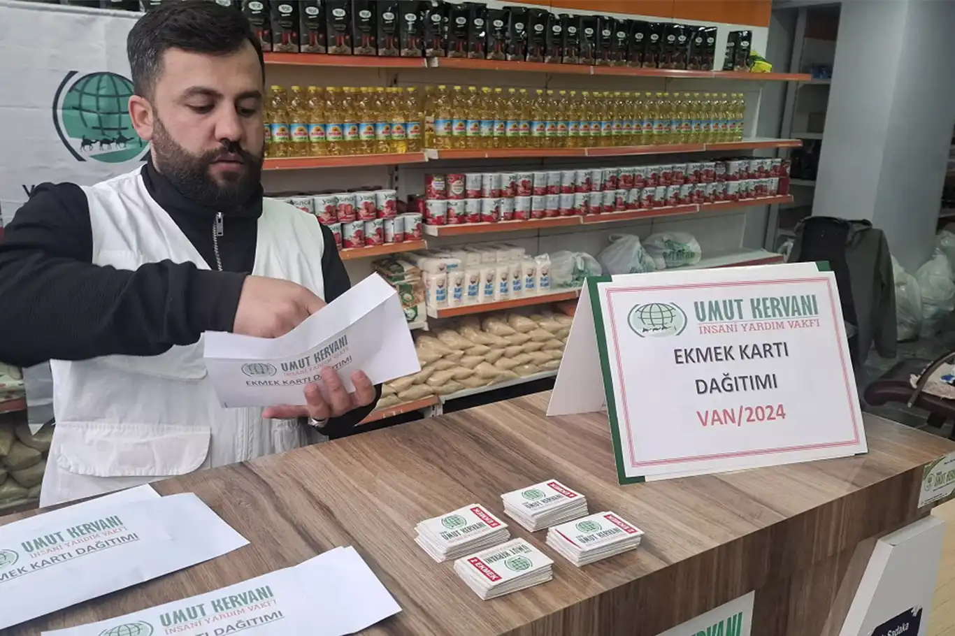 Umut Kervanı Van'da "ekmek kartı" dağıttı Umut Kervanı Van'da "ekmek kartı" dağıttı