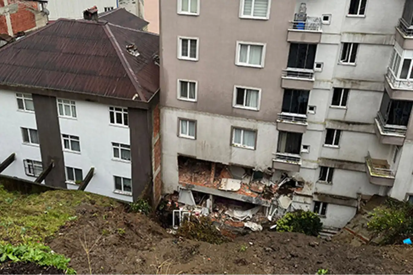Rize'de toprak kayması: Bir ölü, 4 yaralı Rize'de toprak kayması: Bir ölü, 4 yaralı