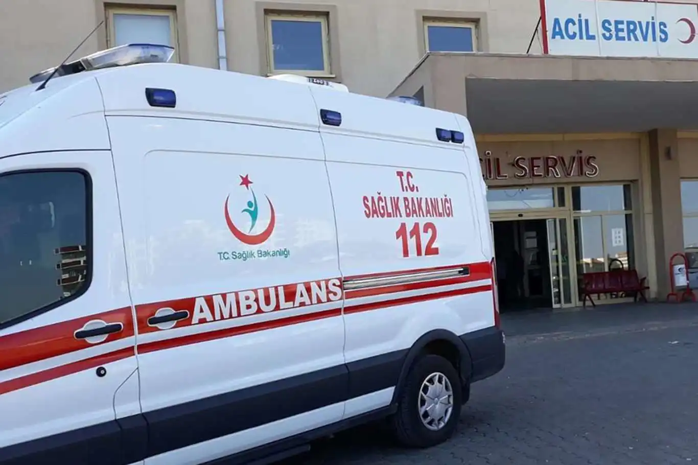 Diyarbakır'da pencereden düşen yaşlı adam ağır yaralandı Diyarbakır'da pencereden düşen yaşlı adam ağır yaralandı