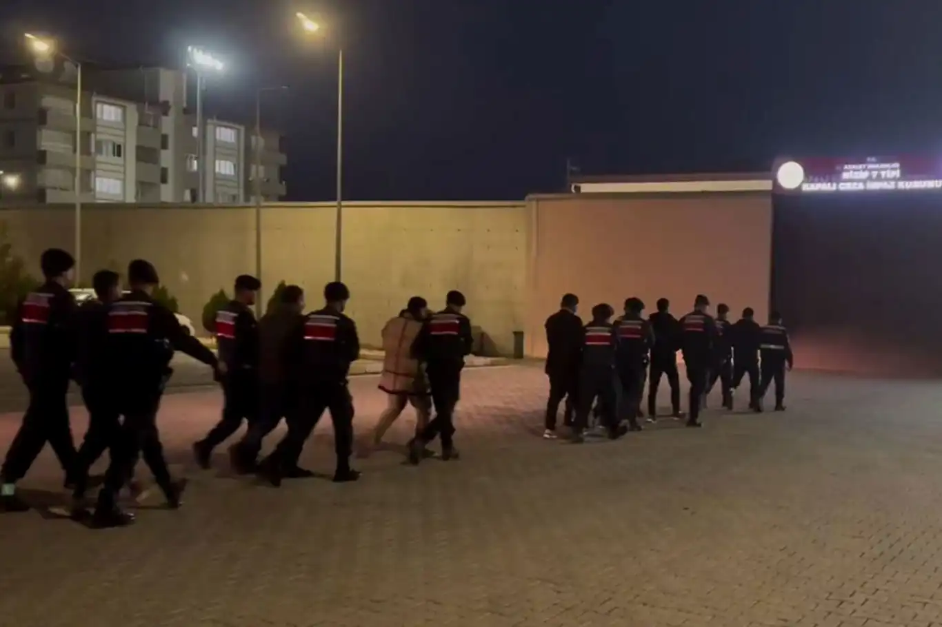 Gaziantep'te göçmen kaçakçılığı operasyonu: 11 organizatör tutuklandı Gaziantep'te göçmen kaçakçılığı operasyonu: 11 organizatör tutuklandı