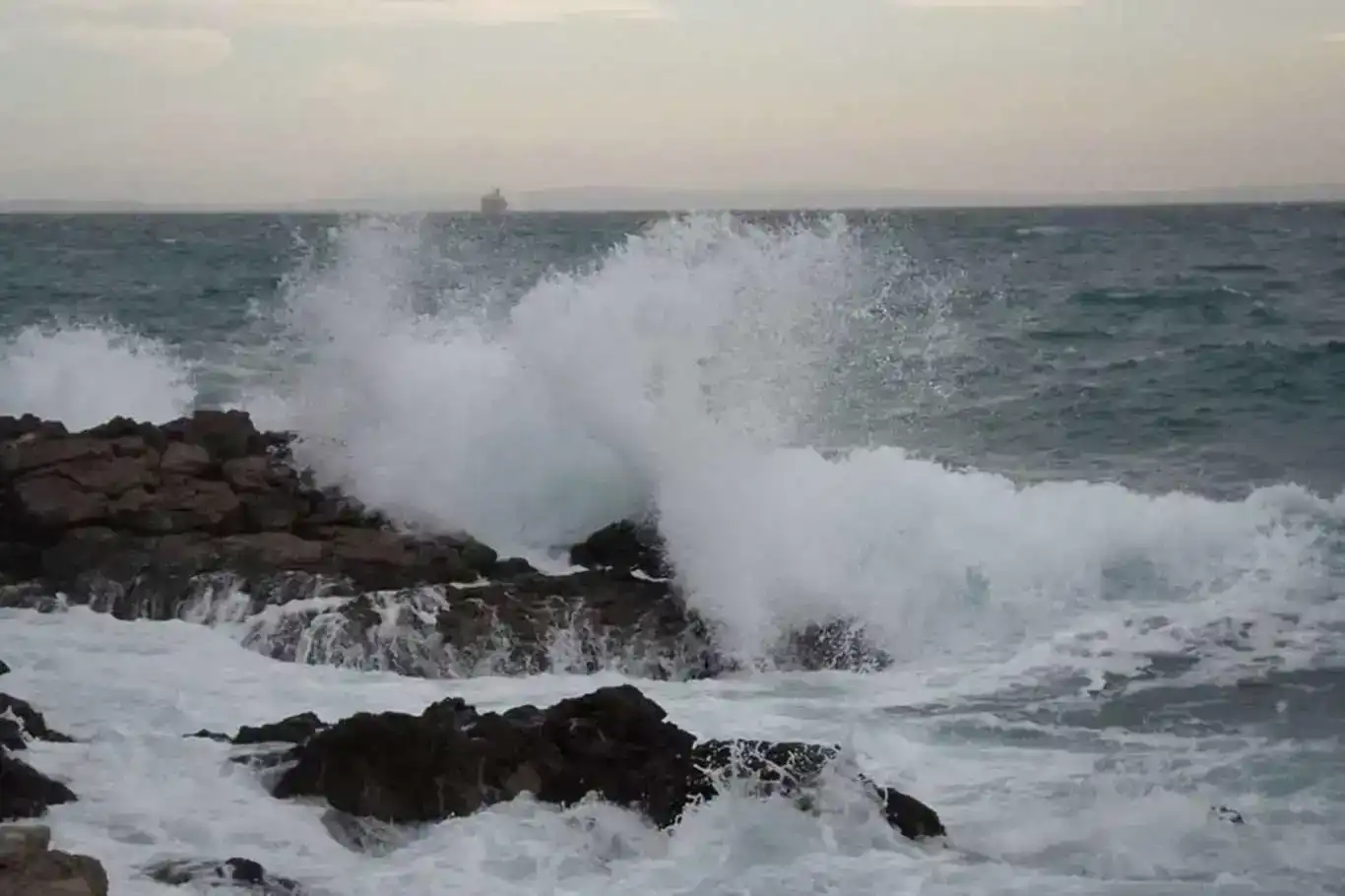 Meteoroloji'den Ege, Karadeniz ve Akdeniz için uyarı Meteoroloji'den Ege, Karadeniz ve Akdeniz için uyarı