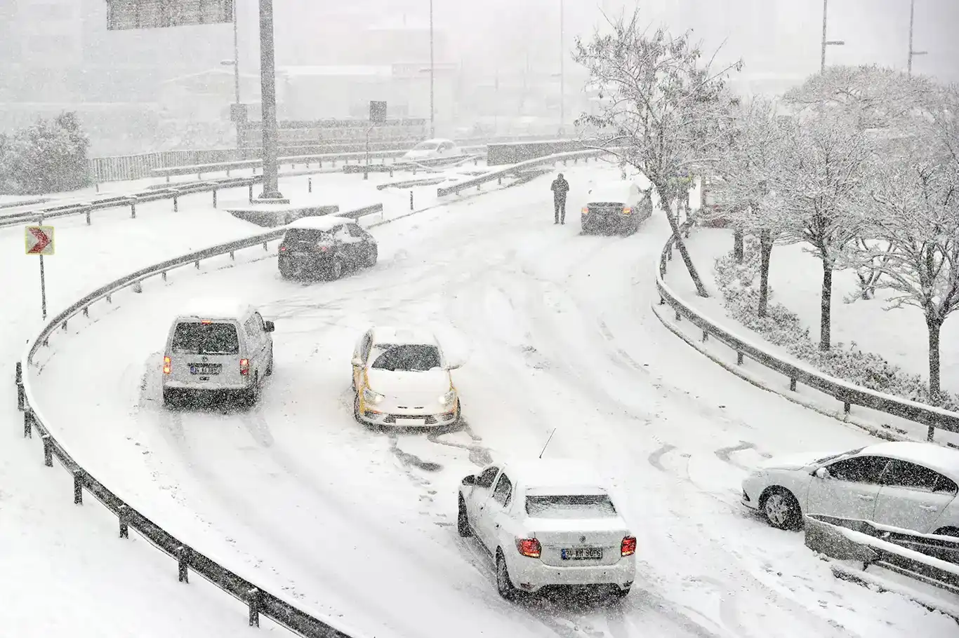 Konya'yı 4 ile bağlayan yollar araç trafiğine kapatıldı Konya'yı 4 ile bağlayan yollar araç trafiğine kapatıldı