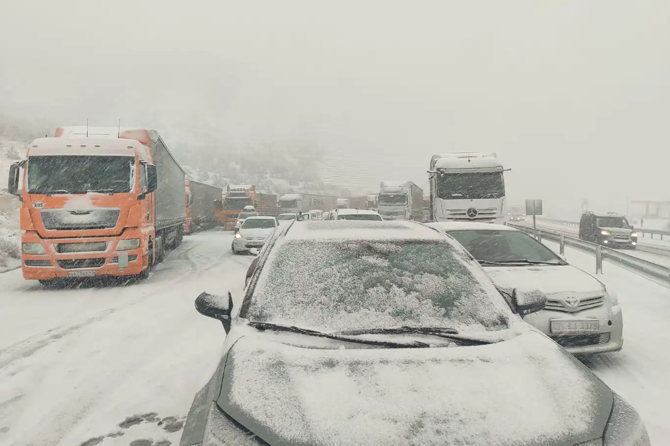 Erzincan’da yoğun kar yağışı nedeniyle Sakaltutan Geçidi'nde ulaşım durdu Erzincan’da yoğun kar yağışı nedeniyle Sakaltutan Geçidi'nde ulaşım durdu