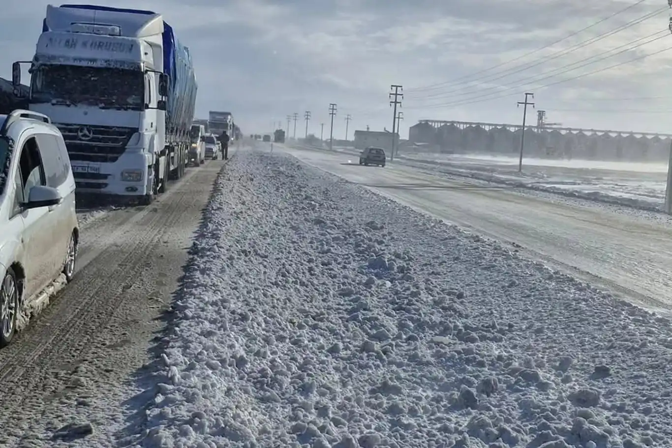 Konya-Afyon yolunda şiddetli kar yağışı Konya-Afyon yolunda şiddetli kar yağışı