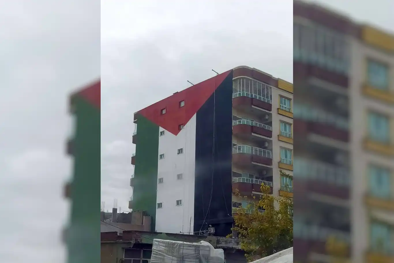 Şanlıurfa’da iş insanı binasını Filistin bayrağının renkleriyle boyadı Şanlıurfa’da iş insanı binasını Filistin bayrağının renkleriyle boyadı