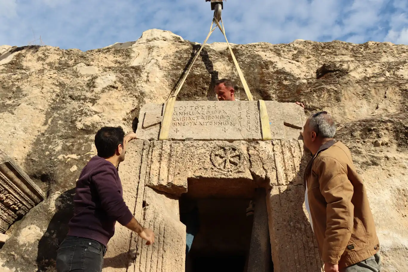 Kızılkoyun’da “Kineas Ailesi” yazıtının restorasyonu tamamlandı Kızılkoyun’da “Kineas Ailesi” yazıtının restorasyonu tamamlandı