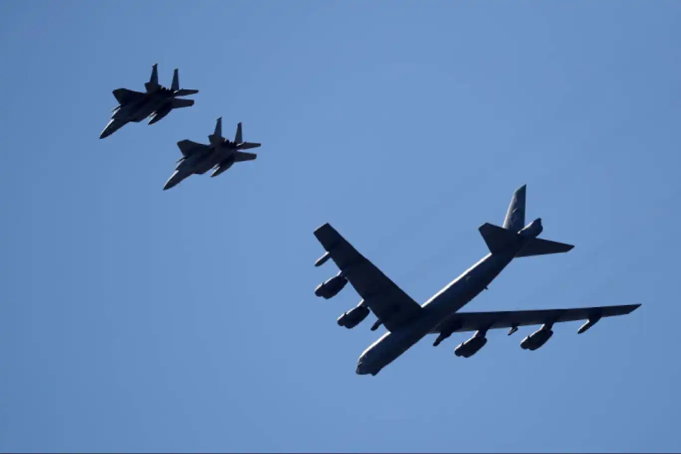 ABD'nin, işgal rejimini koruma amaçlı B-52 bombardıman uçakları Orta Doğu'ya ulaştı