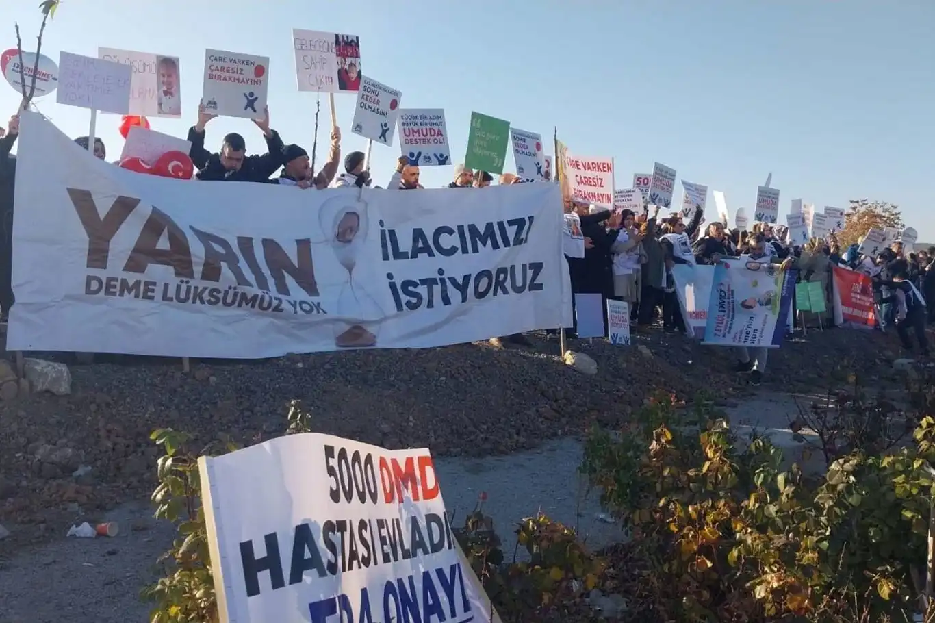 DMD hastası çocuklar için Sağlık Bakanlığı önünde eylem DMD hastası çocuklar için Sağlık Bakanlığı önünde eylem